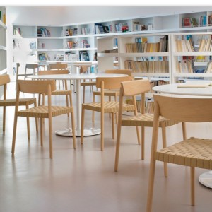 biblioteca con Sillas Smart SI-0612 Andreu World madera y cincha