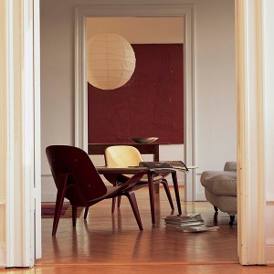 Ambiente interior con mesa ch008 en madera de nogal de Carl Hansen. Disponible en Moisés showroom