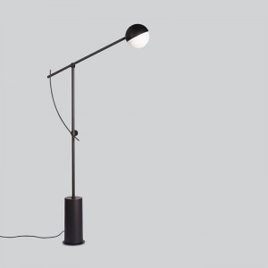 Lámpara de pie Balancer negro de Northern Lighting. Disponible en Moisés showroom