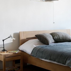 Dormitorio doble con mesilla y cama colección Azur fabricada en roble de ethnicraft