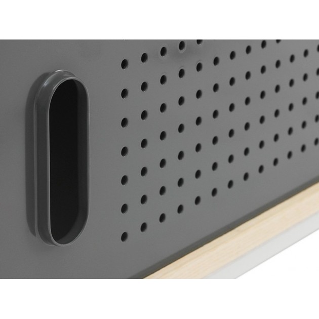 Detalle forma de apertura del Aparador Kabino Sideboard color gris de Normann Copenhagen.