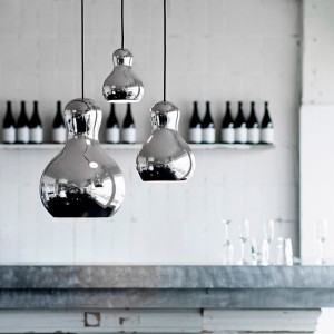 Ambiente bar con Lámparas Calabash color plata Fritz Hansen
