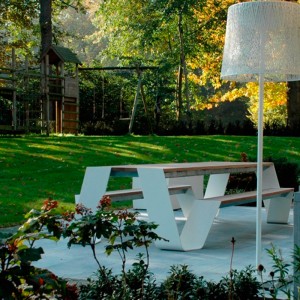 Mesa Hopper Picnic color blanco madera hellwood en ambiente jardín
