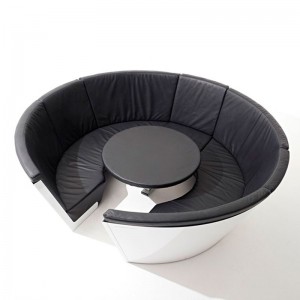 Mesa Kosmos low sillones bajos de cuero natural color negro mesa fija de Extremis disponible en Moisés Showroom