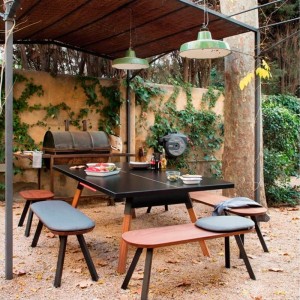 Ambiente exterior con Mesa de Ping pong color negro You and me de RS Barcelona. Disponible en Moisés Showroom