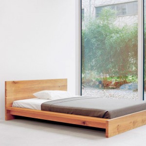 Ambiente dormitorio Cama Mo madera roble de E15 disponible en Moisés Showroom
