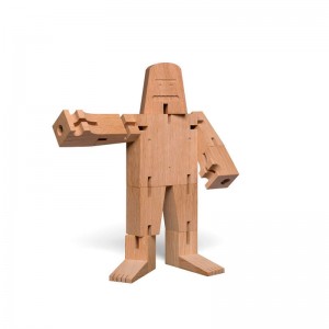 Juguete Mr B fabricado en madera roble sin tratar de E15. Disponible en Moisés Showroom