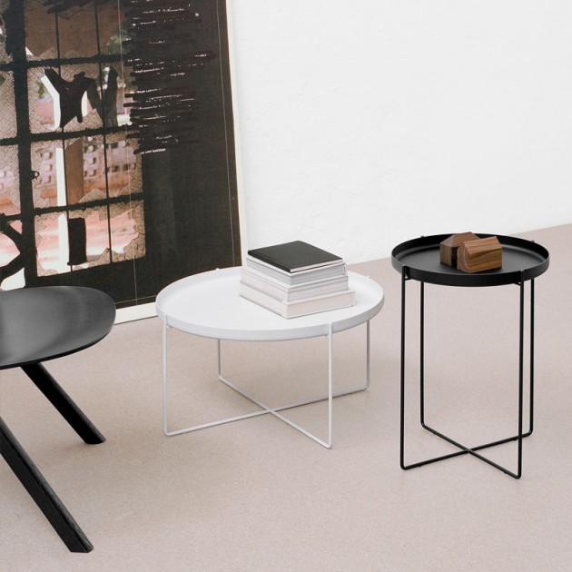 Ambiente con mesa auxiliar Habibi color blanco talla S y habibi color negro M de E15. Disponible en Moisés showroom