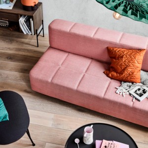 Salón sofá cama Daybe de Northern color rosa creado por Chris Tonnensen. disponible en Moisés showroom