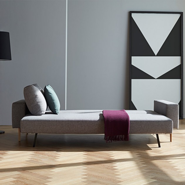 salón con cama sofá Idun color gris 521 de Innovation Living