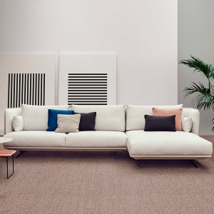 Ambiente sofá Serene con chaiselongue de Joquer Moises Showroom