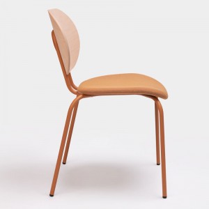 Lateral silla Hari respaldo de madera de Ondarreta en Moises Showroom