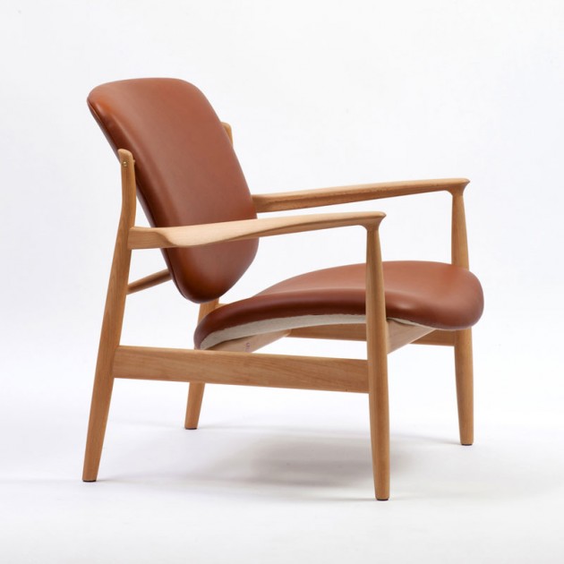 Butaca France Chair roble y piel de Finn Juhl en Moises Showroom