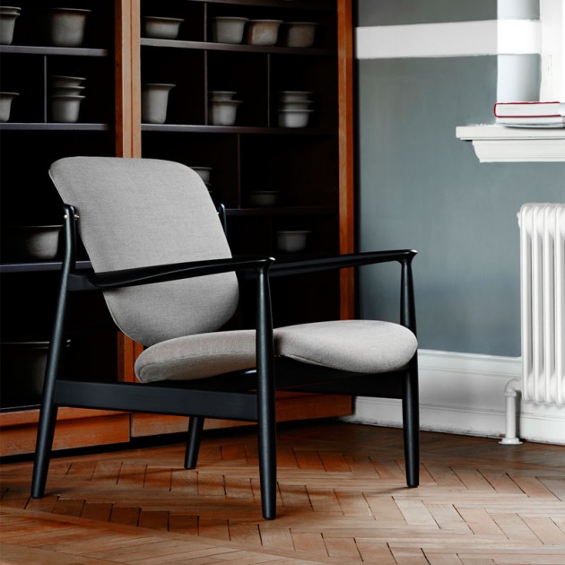 Butaca France Chair tapizado tela roble negro de Finn Juhl en Moises Showroom