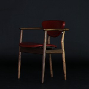 Silla 109 Chair en nogal de Finn Juhl en Moises Showroom