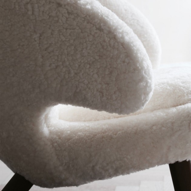 Pelican chair de Finn Juhl en piel Sheepskin off white en Moises Showroom