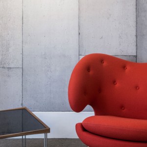 Sillón Pelican Chair rojo con botones de House of Finn Juhl en Moises Showroom