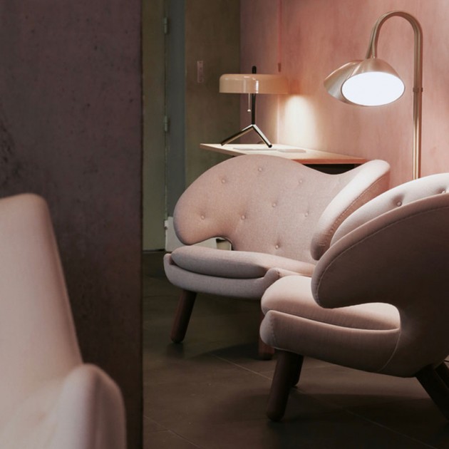 Sillón Pelican Chair con botones de House of Finn Juhl en Moises Showroom