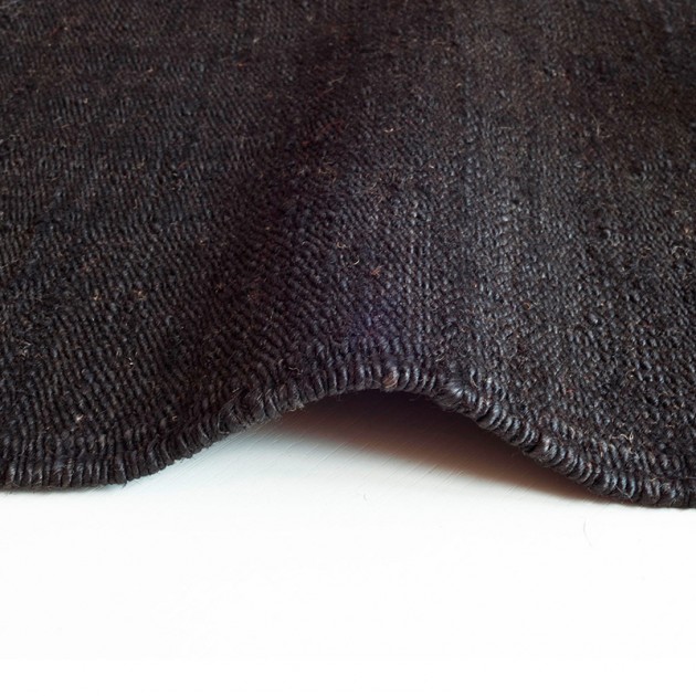 detalle ambiente alfombra Vegetal Nanimarquina negra