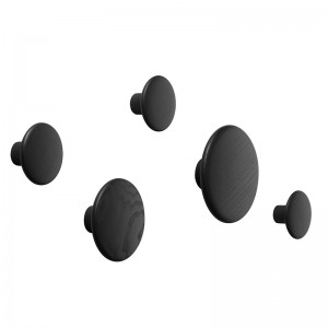Set de 5 percheros Dots de Muuto acabado fresno negro en Moises Showroom