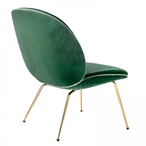 Butaca Beetle Lounge Chair de Gubi acabado terciopelo verde en Moises Showroom