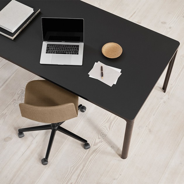 ambiente oficina con mesa Table Fredericia