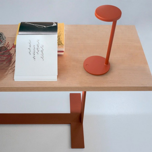 Lámpara Oblique de sobre mesa color matte rust en escritorio