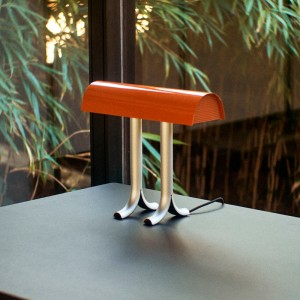 Imagen despacho ambientado lámpara de sobremesa Anagram color charred orange HAY