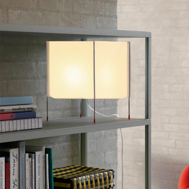 Imagen ambientada estantería Paper Cube Tabel Lamp encendida HAY