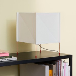 Imagen ambientada estantería Paper Cube Tabel Lamp apagada HAY