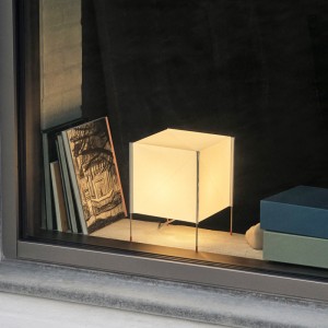 Imagen ambientada salón Paper Cube Tabel Lamp encendida HAY