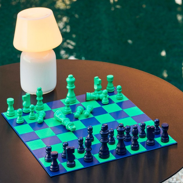 Imagen ambientada juego ajedrez HAY exterior