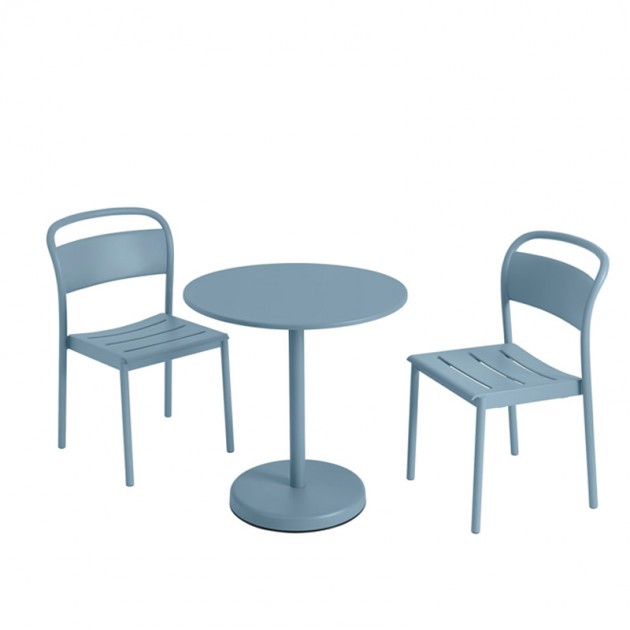 Sillas linear steel con mesa de café linear steel redonda azul palo Muuto