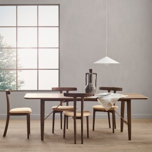 Imagen ambientada dining room T-Chair OW58 nogal aceite de Carl Hansen