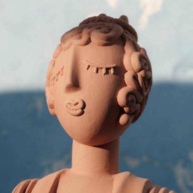 Imagen ambientada detalle Busto Poppea en terracota de Seletti