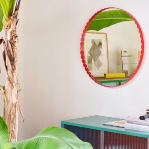 Imagen ambientada colour cabinet Arcs espejo round red de HAY