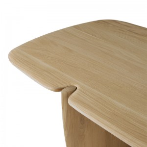 Detalle tablero mesa de centro PI en madera de roble de Ethnicraft.
