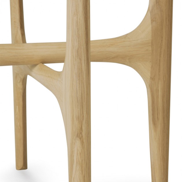 Detalle estructura mesa auxiliar PI en madera de roble barnizado de Ethnicraft