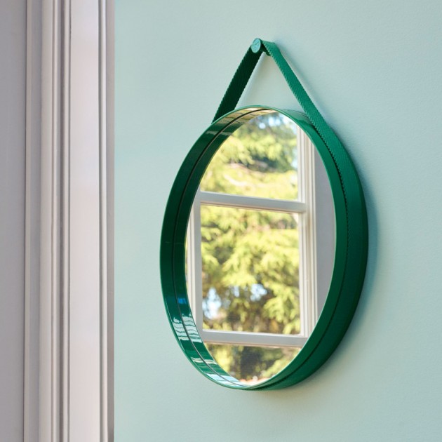 Imagen ambientada espejo Strap N.2 color verde de HAY