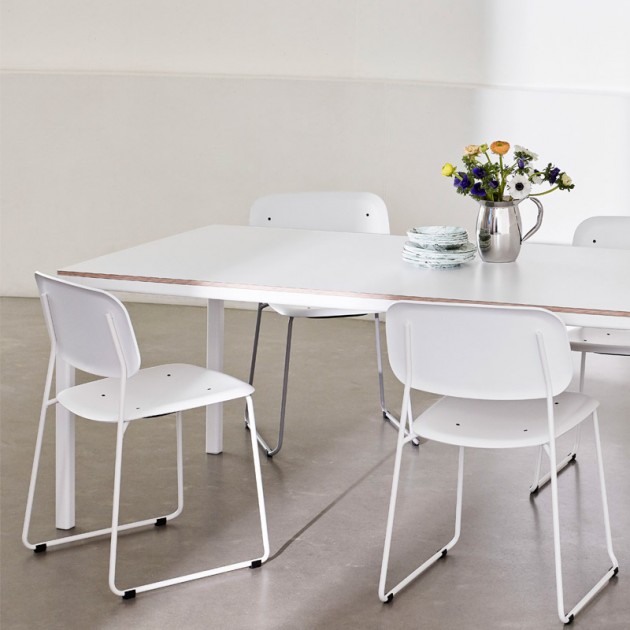 Imagen ambientada mesa de comedor T12 blanca con silla Soft Edge 55 de HAY