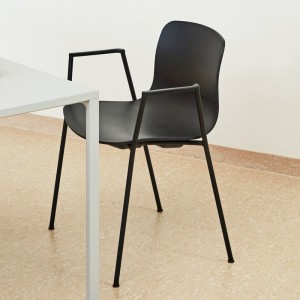 Imagen ambientada silla About A Chair AAC18 negra de HAY