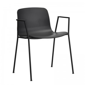 About A Chair AAC18 color negro con pata negra de HAY