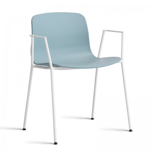 About A Chair AAC18 color dusty blue con pata blanca de HAY