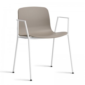 About A Chair AAC18 color khaki con pata blanca de HAY