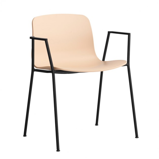 About A Chair AAC18 color pale peach con pata negra de HAY