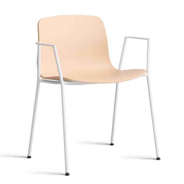 About A Chair AAC18 color pale peach con pata blanca de HAY