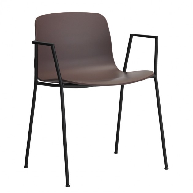 About A Chair AAC18 color raisin con pata negra de HAY