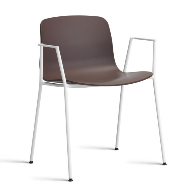 About A Chair AAC18 color raisin con pata blanca de HAY