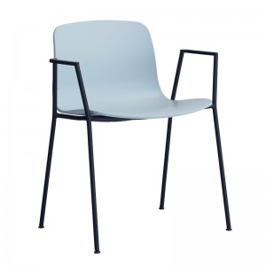 About A Chair AAC18 color slate blue con pata negra de HAY