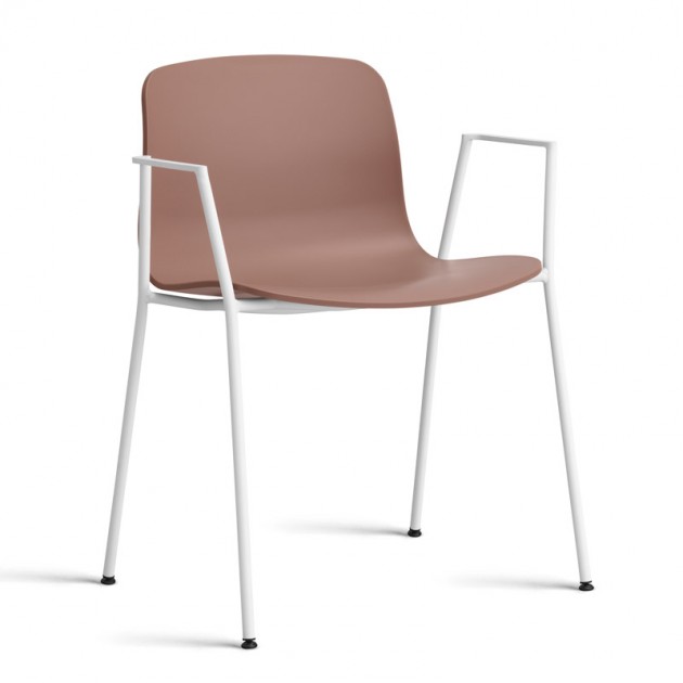 About A Chair AAC18 color soft brick con pata blanca de HAY